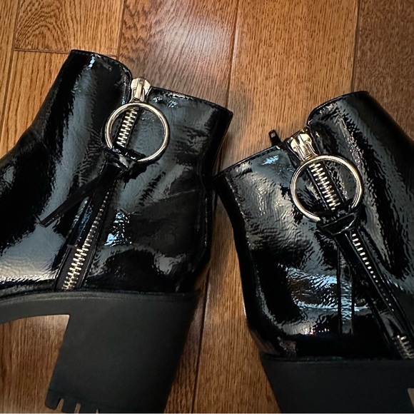 Shiny heeled booties - Picture 2 of 12